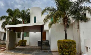 Hermosa Casa en Renta – Lomas de Gran Jardín (AMUEBLADA) 3 recámaras con baño completo, terraza, jardín, cuarto de servicio