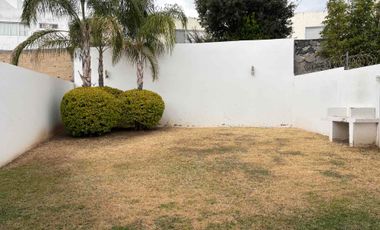 Hermosa Casa en Renta – Lomas de Gran Jardín (AMUEBLADA) 3 recámaras con baño completo, terraza, jardín, cuarto de servicio