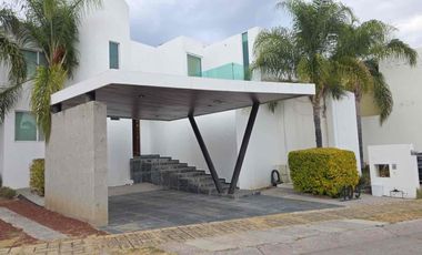 Hermosa Casa en Renta – Lomas de Gran Jardín (AMUEBLADA) 3 recámaras con baño completo, terraza, jardín, cuarto de servicio