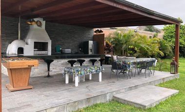 VENDO CASA EN MALA CERCA A LA PANAMERICANA KM 93, A MINUTOS DEL BOULVARD DE ASIA CON ZONA SOCIAL, JARDINES TERRAZA Y PISCINA