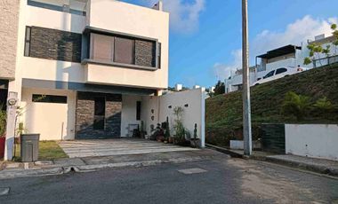 Casa Renta Cumbres Residencial 3 recámaras y Roof garden