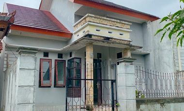 Rumah di kompleks Senteluk batu layar dekat Senggigi