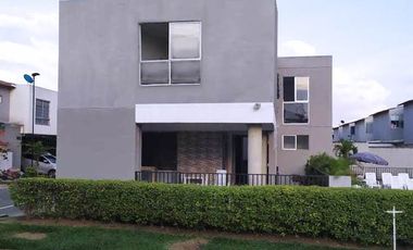 SE VENDE HERMOSA CASA DE DOS PISOS EN CONJUNTO RESIDENCIAL QUETZAL CIUDAD COUNTRY / JAMUNDI