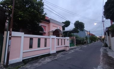 Rumah Luas Strategis Disewakan di Jajar Laweyan Surakarta (lokasi super strategis)