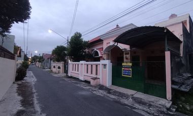 Rumah Luas Strategis Disewakan di Jajar Laweyan Surakarta (lokasi super strategis)