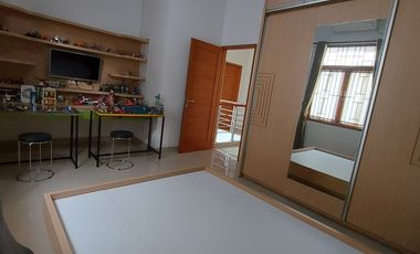 Hunian 2 Lantai Siap Huni di dalam Perumahan Nyaman dan Asri