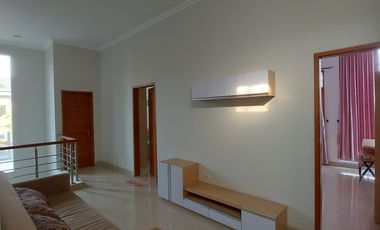 Hunian 2 Lantai Siap Huni di dalam Perumahan Nyaman dan Asri