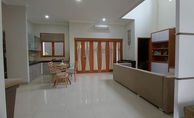 Hunian 2 Lantai Siap Huni di dalam Perumahan Nyaman dan Asri