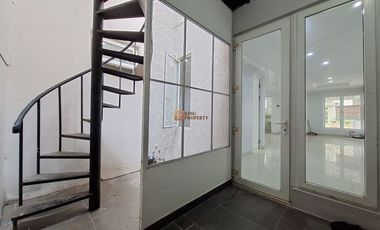 Dekat Pondok Indah & Bintaro, Disewakan Rumah Green Permata Olive 2,5 Lantai Luas 200m unfurnished Rapi Bersih, Pesanggrahan Jakarta Selatan