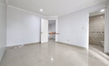 Dekat Pondok Indah & Bintaro, Disewakan Rumah Green Permata Olive 2,5 Lantai Luas 200m unfurnished Rapi Bersih, Pesanggrahan Jakarta Selatan