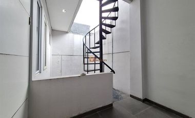 Dekat Pondok Indah & Bintaro, Disewakan Rumah Green Permata Olive 2,5 Lantai Luas 200m unfurnished Rapi Bersih, Pesanggrahan Jakarta Selatan