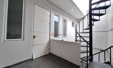 Dekat Pondok Indah & Bintaro, Disewakan Rumah Green Permata Olive 2,5 Lantai Luas 200m unfurnished Rapi Bersih, Pesanggrahan Jakarta Selatan