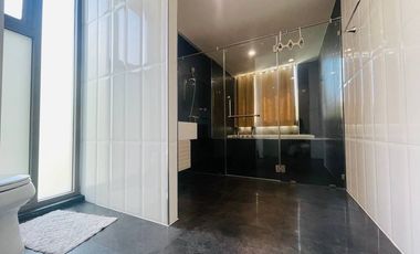 Available Now!! Modern luxury, spacious 2bedroom, 2bathroom, 120sqm condo in the heart of Nimmanhiem Road, Soi 6, at the Nimmana Condo.