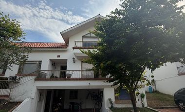 Venta de : Casa de 250 m² en Condominio Villa Tatiana, Girardot