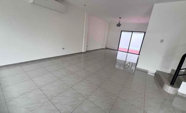 En Alquiler linda casa en Urb Bosques de la Costa, frente a Pto Azul