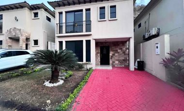 En Alquiler linda casa en Urb Bosques de la Costa, frente a Pto Azul