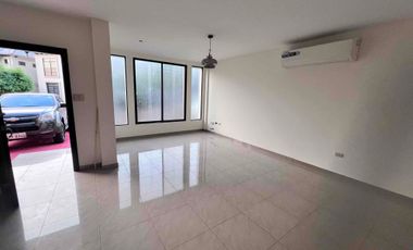 En Alquiler linda casa en Urb Bosques de la Costa, frente a Pto Azul