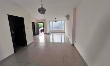 En Alquiler linda casa en Urb Bosques de la Costa, frente a Pto Azul