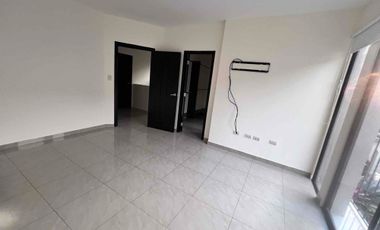 En Alquiler linda casa en Urb Bosques de la Costa, frente a Pto Azul