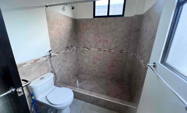 En Alquiler linda casa en Urb Bosques de la Costa, frente a Pto Azul