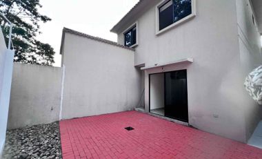 En Alquiler linda casa en Urb Bosques de la Costa, frente a Pto Azul