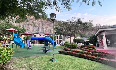 En Alquiler linda casa en Urb Bosques de la Costa, frente a Pto Azul