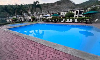 En Alquiler linda casa en Urb Bosques de la Costa, frente a Pto Azul