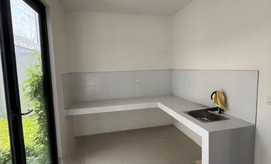 DISEWAKAN RUMAH AMESTA LIVING 2 LANTAI MURAH BELUM PERNAH DIHUNI ALIAS BARU!