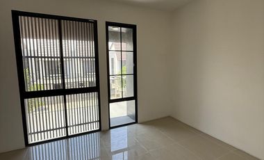 DISEWAKAN RUMAH AMESTA LIVING 2 LANTAI MURAH BELUM PERNAH DIHUNI ALIAS BARU!