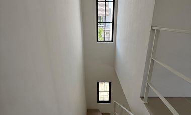 DISEWAKAN RUMAH AMESTA LIVING 2 LANTAI MURAH BELUM PERNAH DIHUNI ALIAS BARU!