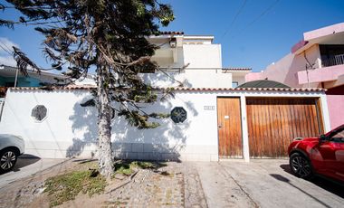 SE VENDE CASA EN PSJE 2, SECTOR SUR.
