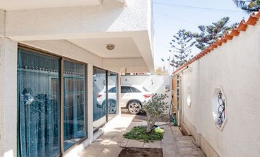 SE VENDE CASA EN PSJE 2, SECTOR SUR.