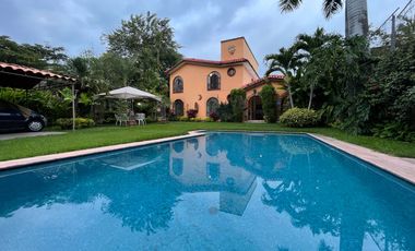 Amplia Casa con Alberca y Jardín en Lomas de Cuernavaca