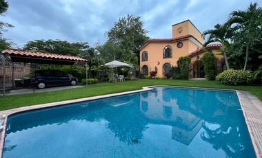 Amplia Casa con Alberca y Jardín en Lomas de Cuernavaca