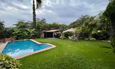 Amplia Casa con Alberca y Jardín en Lomas de Cuernavaca