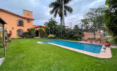 Amplia Casa con Alberca y Jardín en Lomas de Cuernavaca