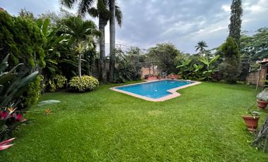 Amplia Casa con Alberca y Jardín en Lomas de Cuernavaca