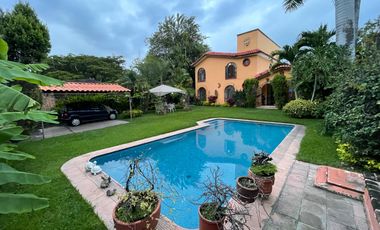 Amplia Casa con Alberca y Jardín en Lomas de Cuernavaca