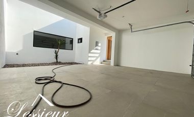 SE VENDE HEMOSA CASA CON ALBERCA EN QUINTAS DEL SOLAR