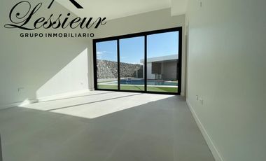 SE VENDE HEMOSA CASA CON ALBERCA EN QUINTAS DEL SOLAR