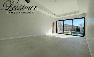 SE VENDE HEMOSA CASA CON ALBERCA EN QUINTAS DEL SOLAR