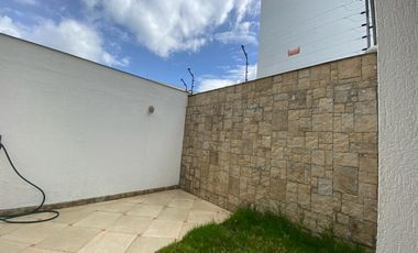 Alquiler casa de 3 dormitorios Cumbaya sector universidad san francisco