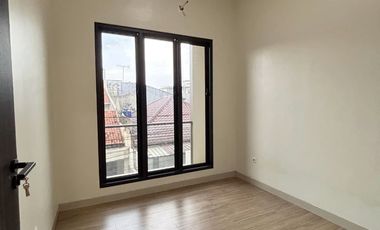 Y386 Rumah Baru 3 Lantai Mewah Modern Rawamangun Jakarta Timur