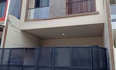Y386 Rumah Baru 3 Lantai Mewah Modern Rawamangun Jakarta Timur