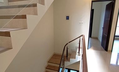 Y386 Rumah Baru 3 Lantai Mewah Modern Rawamangun Jakarta Timur