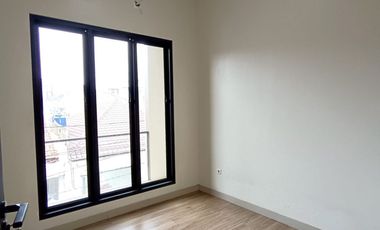 Y386 Rumah Baru 3 Lantai Mewah Modern Rawamangun Jakarta Timur