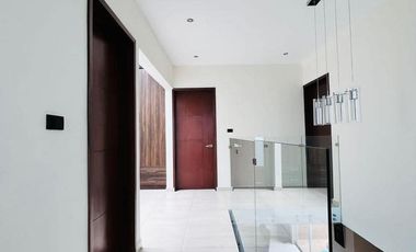 Rento Bella y moderna casa en esquina, doble altura en Córdoba, cerca de Plaza Shangrila.