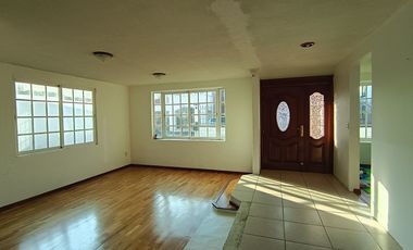 Casa en Renta en Fracc. Tulipanes II, Calimaya, Cerca El Mesón, Enorme Jardín