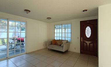 Casa en Renta en Fracc. Tulipanes II, Calimaya, Cerca El Mesón, Enorme Jardín