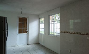 Casa en Renta en Fracc. Tulipanes II, Calimaya, Cerca El Mesón, Enorme Jardín